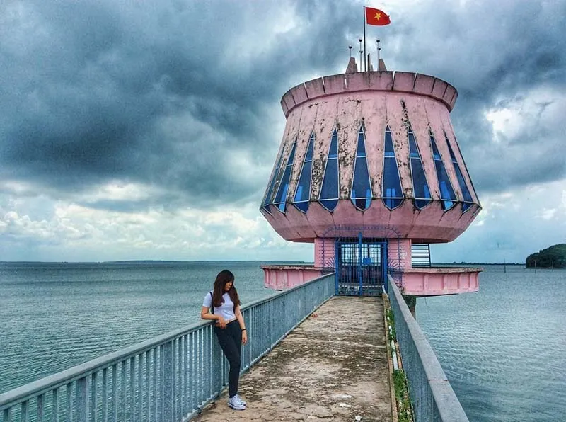 Visitors posing impressively on the bridge leading to the lighthouse