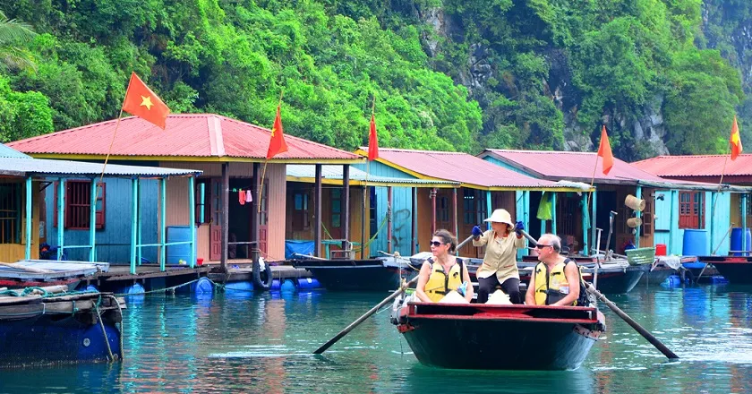 Du khách thích thú chèo thuyền kayak khám phá vẻ đẹp làng chài Cửa Vạn, một trải nghiệm du lịch sinh thái độc đáo