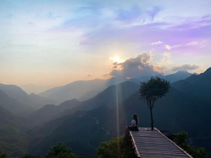 Tourists enjoying taking photos at Sapa lonely tree