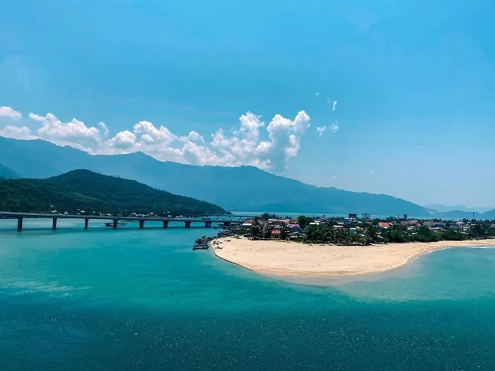 Tourists excitedly exploring and taking photos at Lang Co fishing village, a must-visit destination when traveling to Hue.