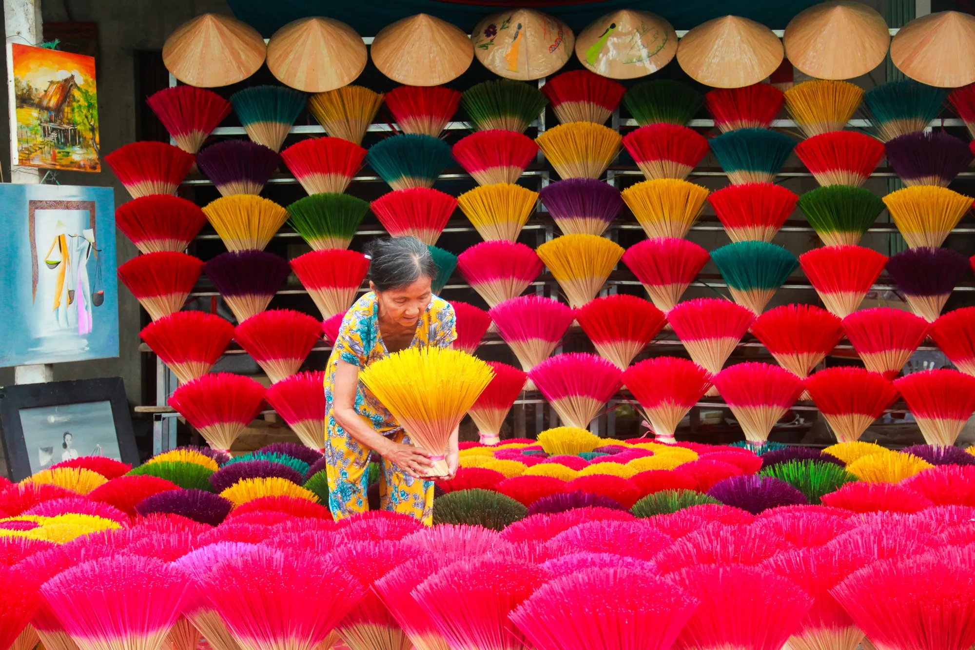 Tourists enjoy experiencing incense making at Thuy Xuan traditional craft village.