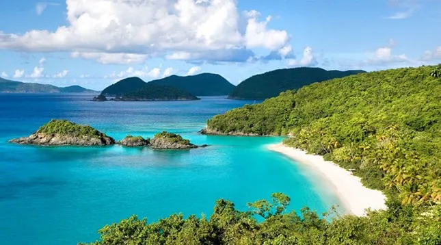 Du khách thư giãn trên bãi biển Côn Đảo, tận hưởng không gian yên bình và vẻ đẹp thiên nhiên hoang sơ