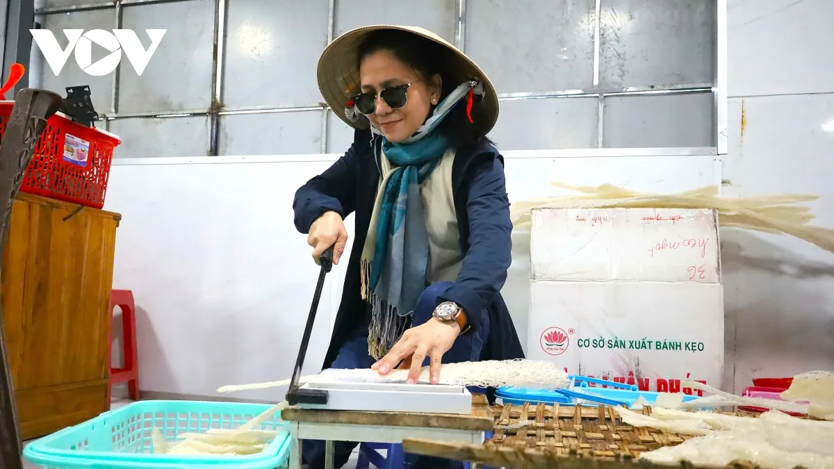 Du khách thưởng thức đặc sản địa phương tại chợ nổi