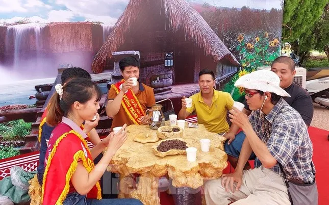 Visitors enjoying a cup of self-brewed coffee at the Ban Me White Night festival