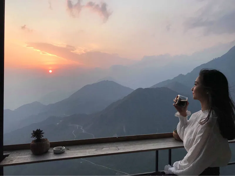 Tourists enjoying tea and watching sunset on O Quy Ho Pass