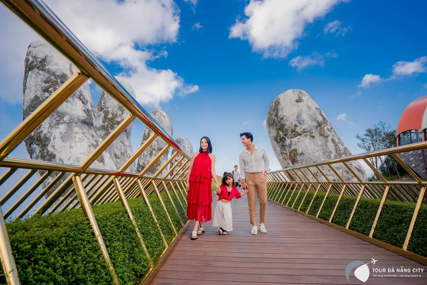 Du khách trải nghiệm Cầu Vàng, biểu tượng kiến trúc độc đáo của Bà Nà Hills