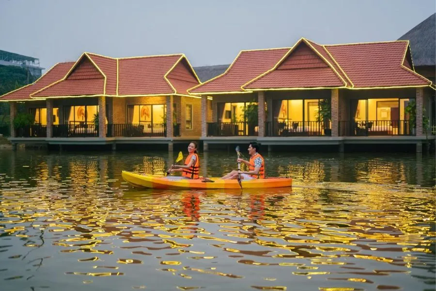 Du khách trải nghiệm chèo thuyền khám phá vẻ đẹp sông nước tại Memorina Ninh Bình Farmstay