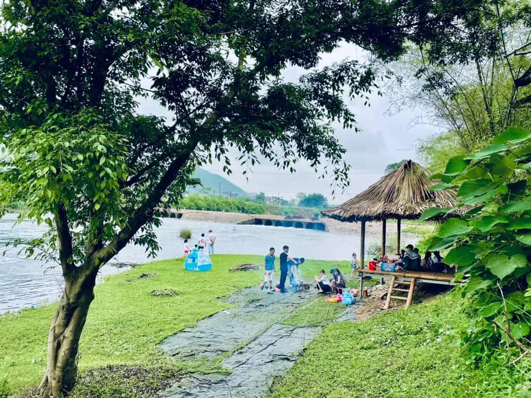 Visitors enjoying a picnic at Wonderland Film Studio.