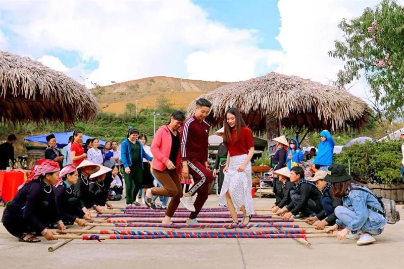 Du khách trải nghiệm không gian văn hóa dân tộc tại Bản Mây trong Sun World Fansipan Legend