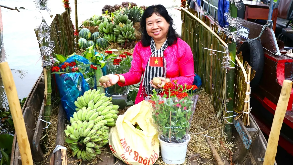 Du khách trải nghiệm làm bánh tại làng nghề truyền thống