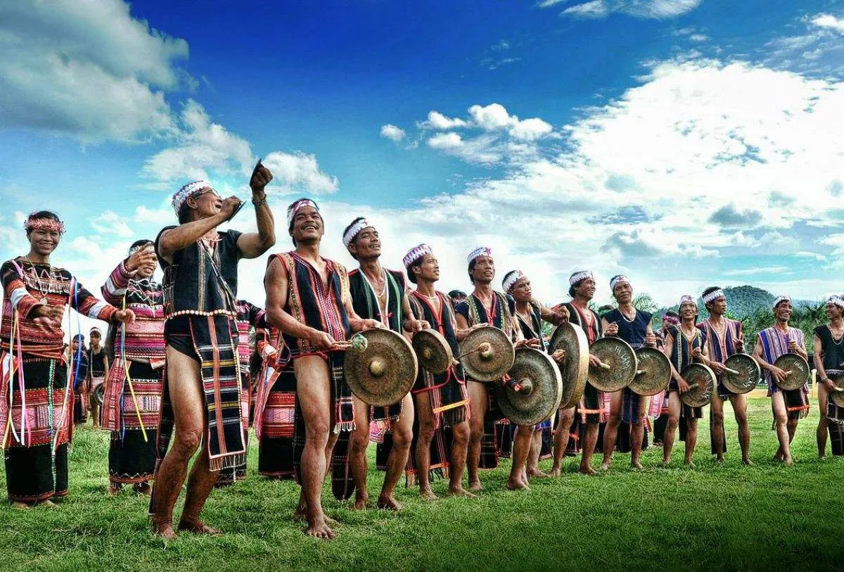 Tourists experiencing the Central Highlands Gong Festival, exploring the unique culture of the beautiful highland region.