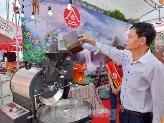 Visitors manually pouring green coffee beans into a roasting funnel at the Ban Me White Night festival