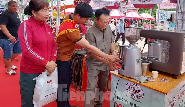 Visitors grinding freshly roasted coffee beans by hand at the Ban Me White Night festival