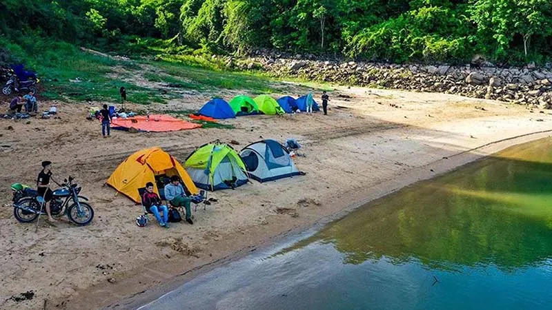 Traveling to Dau Tieng Lake by motorbike offers a fun and自由 experience