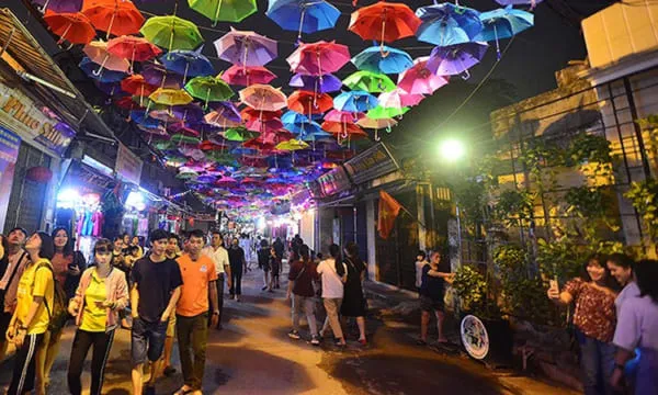 Traveling to Van Phuc silk village during the festival