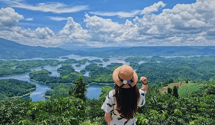 Traveling to Ta Dung in the rainy season, you will admire the lush green beauty, full of vitality of the mountains and forests