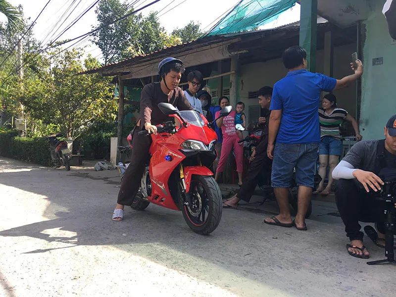 Traveling to Lang Be tourist area by motorbike is easy and enjoyable.