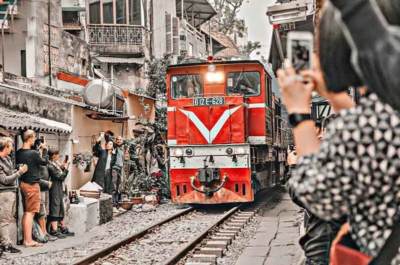 Đường tàu Phùng Hưng, một điểm du lịch bằng tàu hỏa độc đáo ngay trung tâm Hà Nội, mang đến trải nghiệm khám phá phố cổ khác biệt.