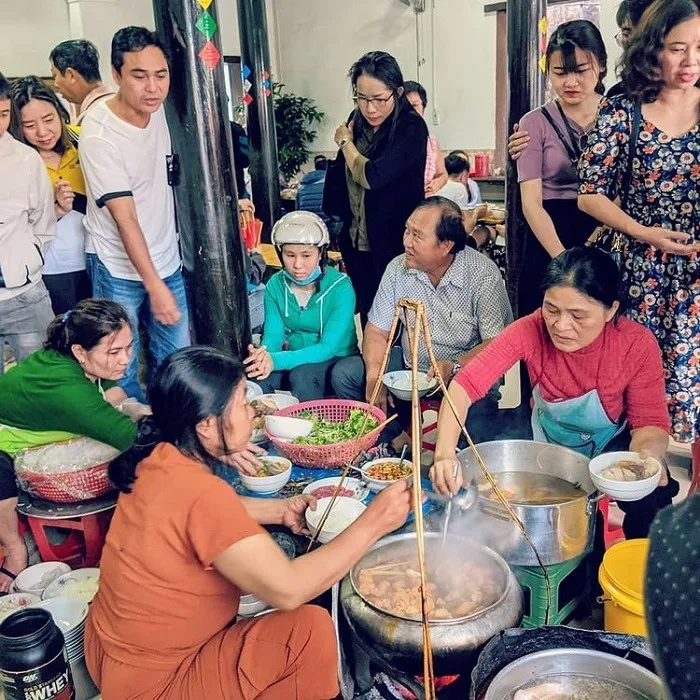 Gánh bún bò nhỏ nhắn của Mệ Kéo mang hương vị đậm đà, quyến rũ du khách từ khắp nơi.