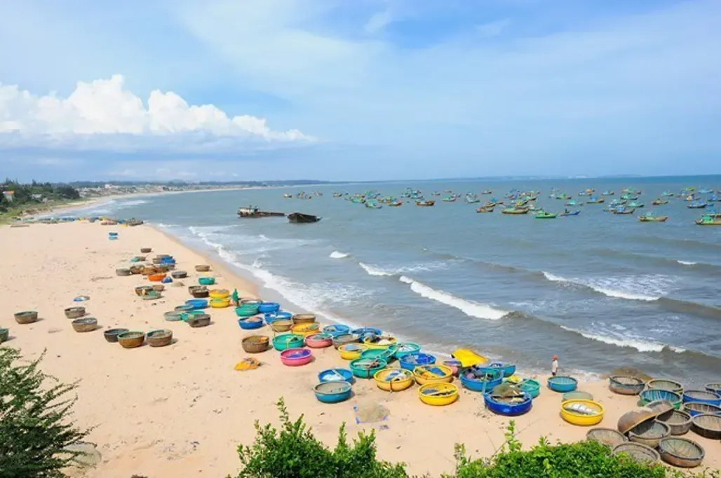 Gành Son Bình Thuận với những ngọn đồi đá màu đỏ son
