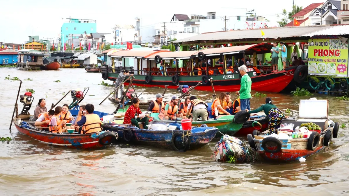 Ghe thuyền tấp nập mua bán trên chợ nổi Cái Răng