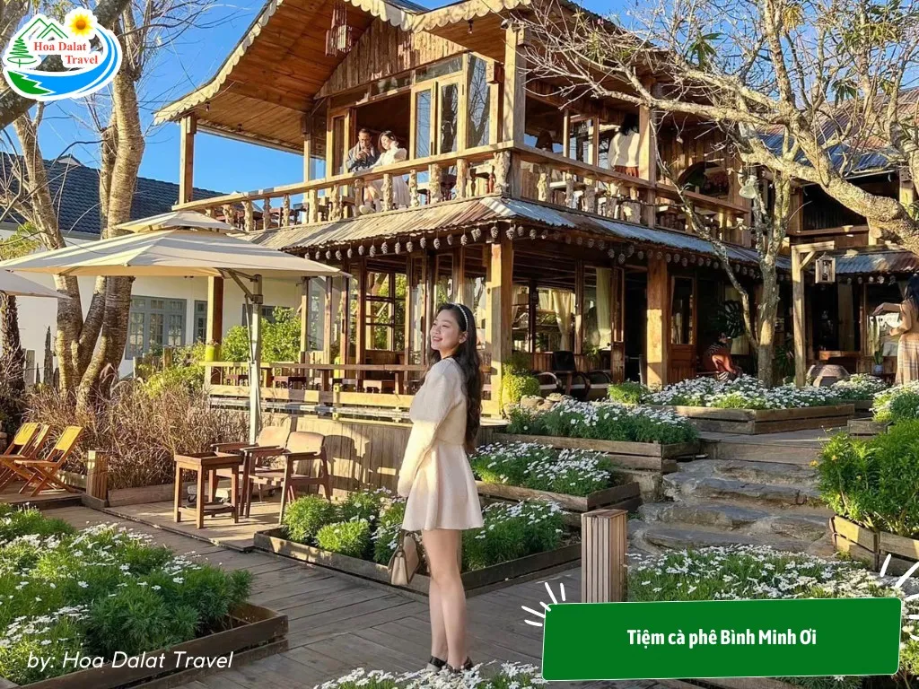 Check-in corner with a rustic wooden house at Binh Minh Oi Coffee Shop