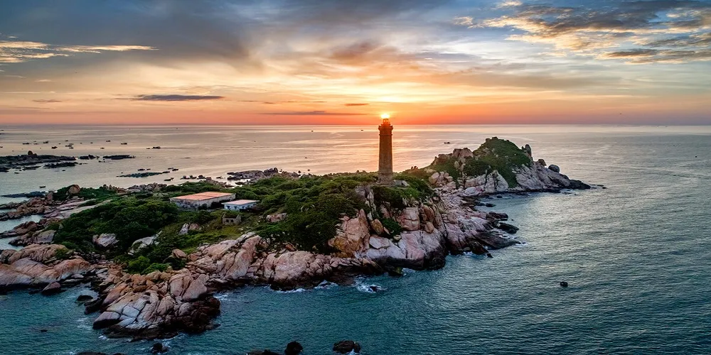 Hải đăng Mũi Né sừng sững giữa trời xanh