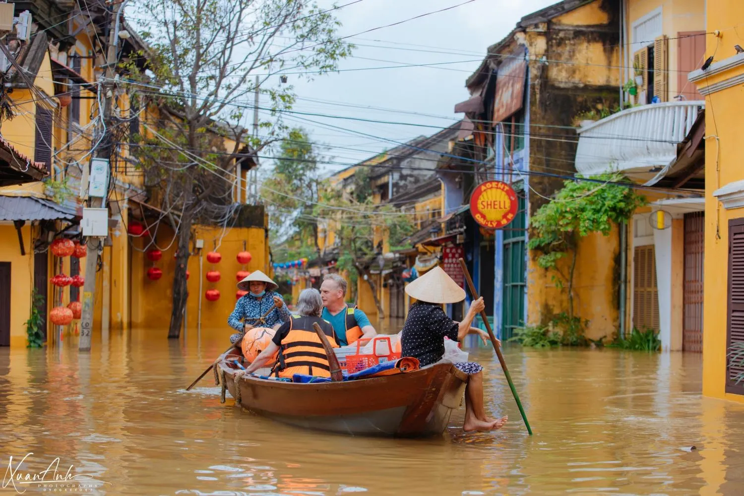 Hai du khách nước ngoài lần đầu chứng kiến Hội An ngập trong nước lũ sau đợt mưa lớn những ngày qua