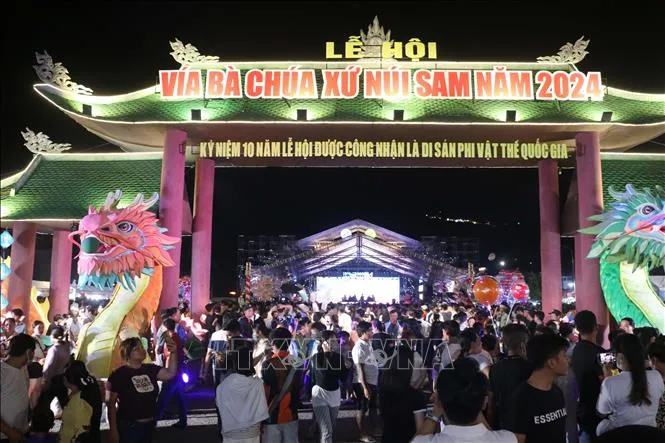 Hàng ngàn người dân và du khách tham dự lễ khai hội Vía Bà Chúa Xứ Núi Sam năm 2024. Ảnh: TTXVN