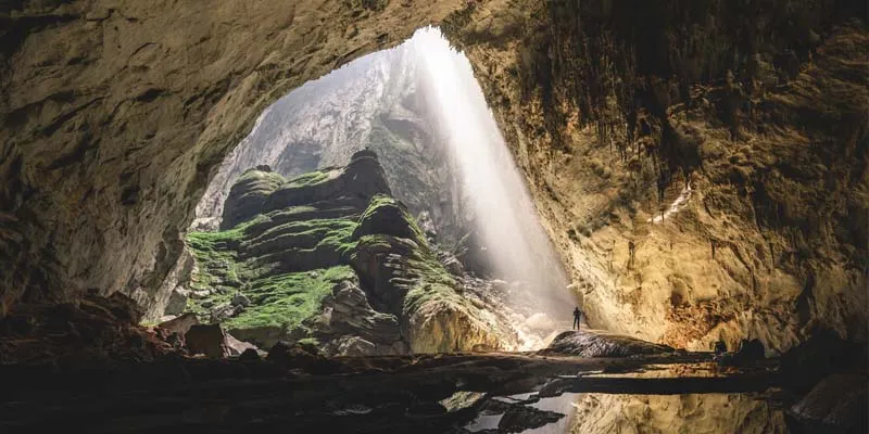 Hang Sơn Đoòng nhìn từ trên cao, cho thấy sự hùng vĩ và rộng lớn của hang