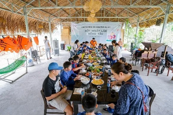 Hình ảnh cả gia đình đạp xe tại Long Thới Farm