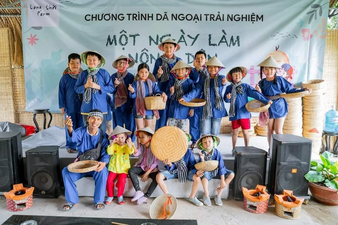 Hình ảnh các bé trồng rau tại Long Thới Farm