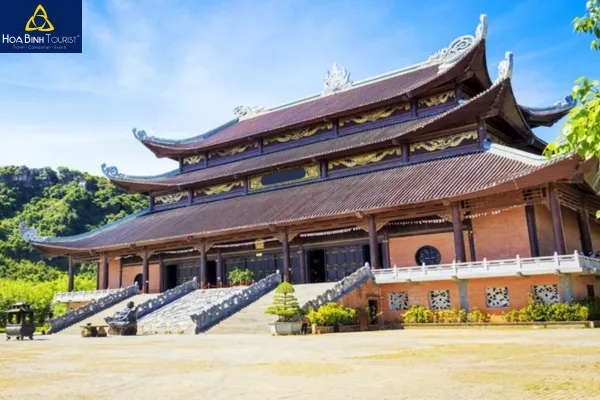Close-up image of Bai Dinh Pagoda's roof with curved "mui hai" tiles and exquisite decorative patterns