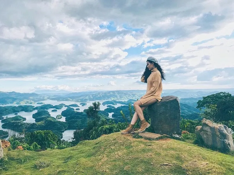 Hình ảnh hồ Tà Đùng được ví như &quot;Vịnh Hạ Long Tây Nguyên&quot;, với làn nước xanh ngọc bích và những đảo nhỏ