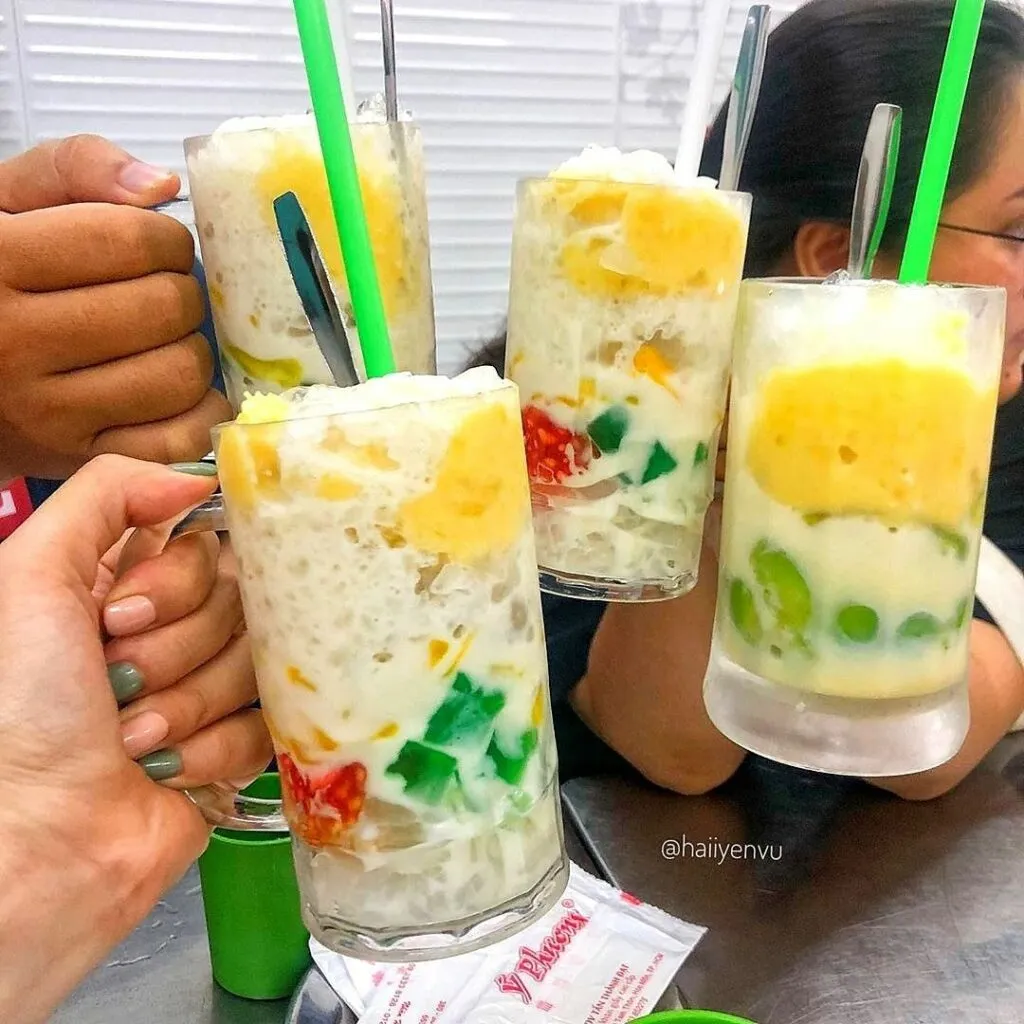 Hình ảnh ly chè đầy ắp tại quán chè Ý Phương