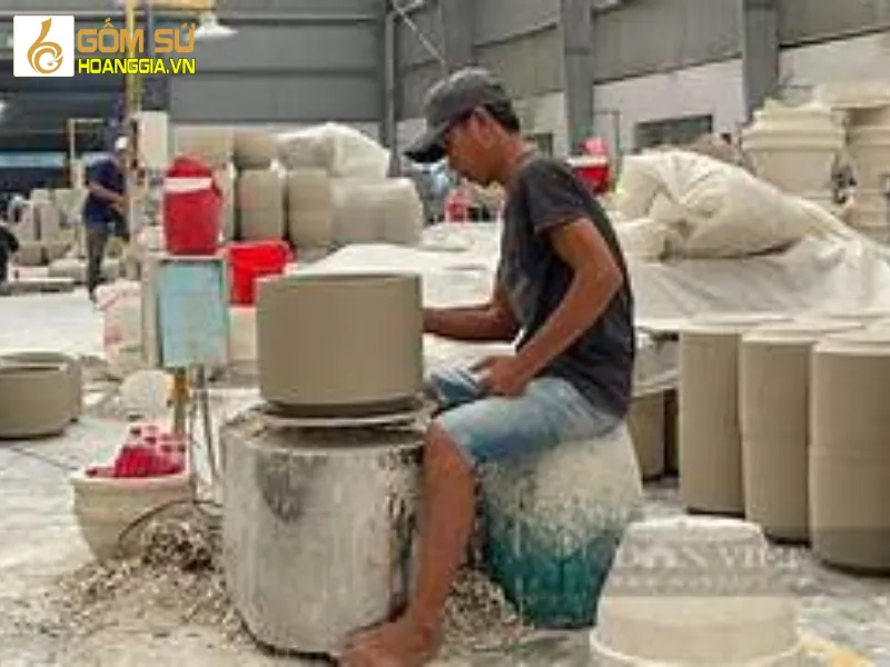 Illustration of the stages of creating Bien Hoa ceramic products, from raw materials to finished products