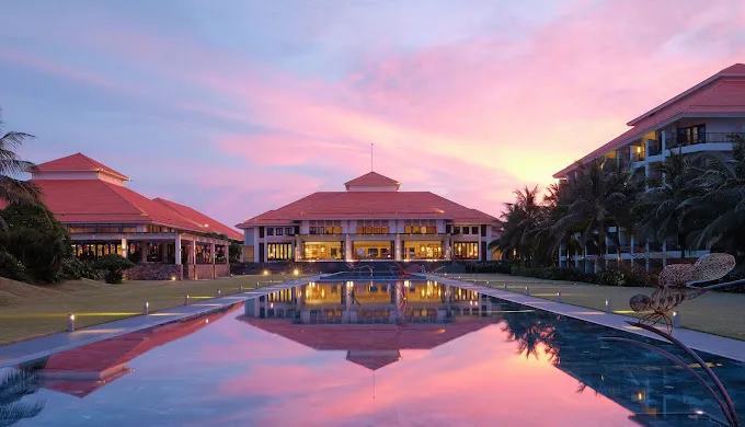 infinity pool overlooking the sea at Pullman Da Nang resort
