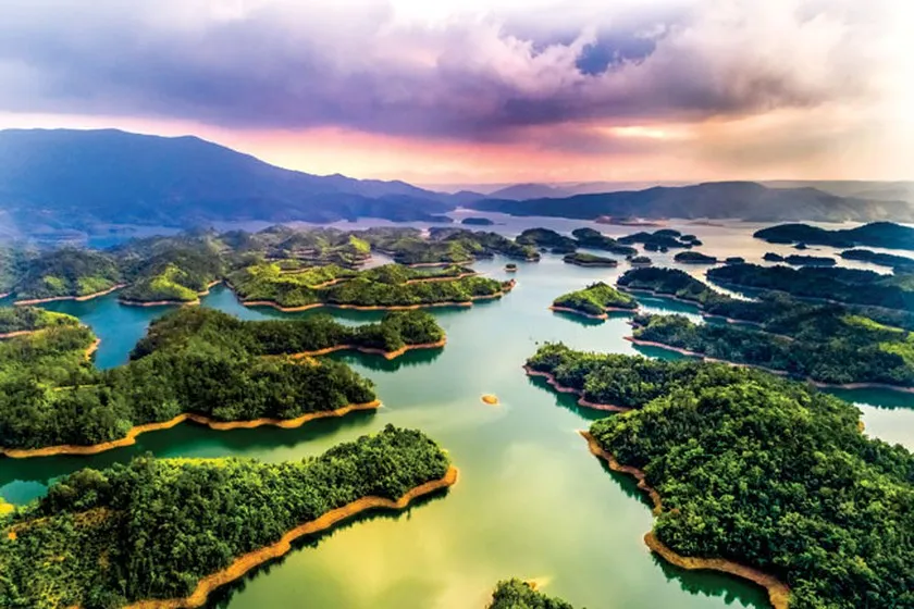 Hồ Tà Đùng được ví như Vịnh Hạ Long thu nhỏ của vùng Tây Nguyên, với vẻ đẹp hoang sơ và kỳ vĩ