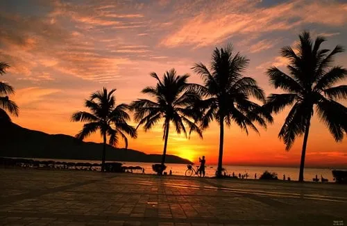 Sunset at My Khe Beach, with twilight painting the sky red, creating a romantic scene.