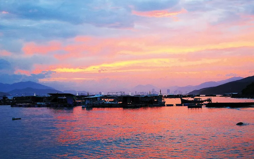 Sunset at Bai Cui Beach, Nha Trang, where twilight shines down on the sand and sea, creating a peaceful scene.