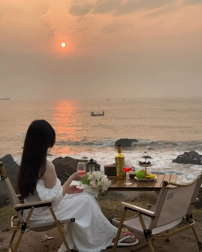 Sunset at Bai Dong Nghi Son, painting the rocks with brilliant orange hues, creating a beautiful and romantic natural picture