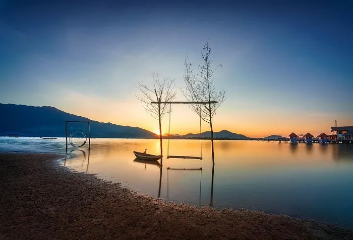 Romantic sunset on Lang Co sea, the ideal time to relax and enjoy the beauty of nature.