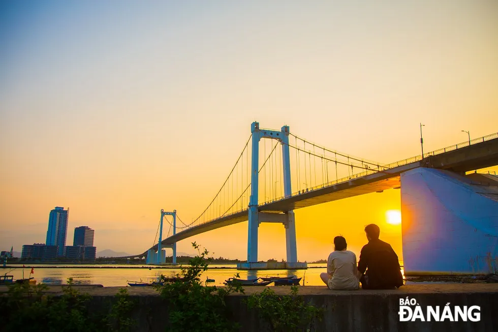 Hoàng hôn rực rỡ trên biển Mỹ Khê Đà Nẵng mùa thu