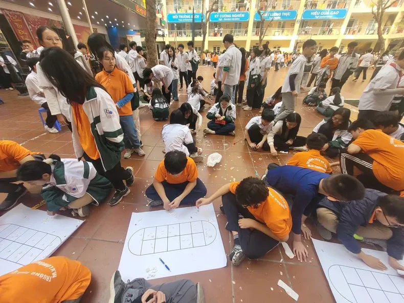 Học sinh hào hứng tham gia các trò chơi dân gian tại lễ hội văn hóa, thể hiện sự thích thú và tinh thần khám phá các giá trị truyền thống.
