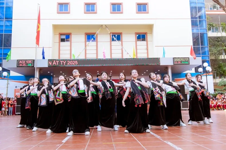 Students immerse themselves in traditional cultural space, expressing pride and respect for the nation's cultural heritage.