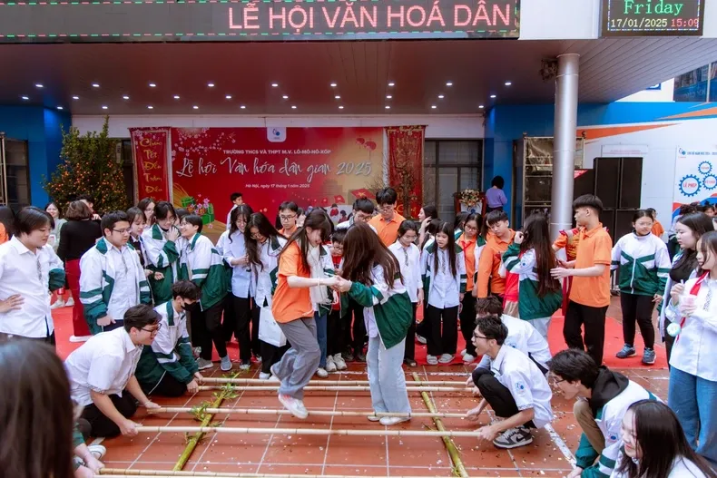 Students express their passion for traditional arts through outstanding cultural performances at the festival.