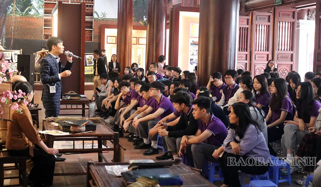 Học sinh tìm hiểu dòng tranh dân gian Đông Hồ.