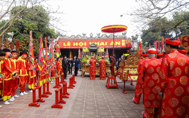 Ancient architecture and solemn palanquin procession at Tran Temple Festival, Nam Dinh, attracting many tourists and locals