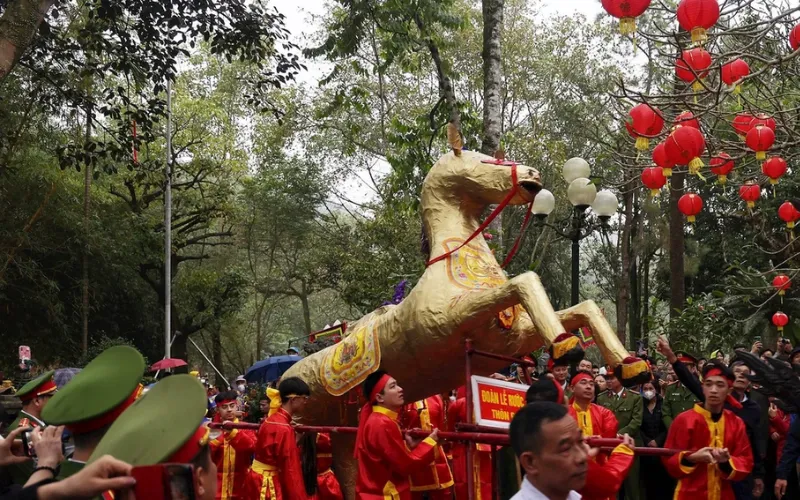 Reenactment of Saint Giong's battle at Giong Festival, Hanoi, a unique intangible cultural heritage