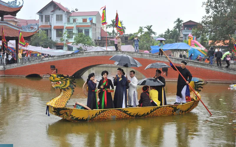 Lien Anh and Lien Chi singing Quan Ho on a dragon boat at Lim Festival, Bac Ninh, a unique cultural feature of the festival
